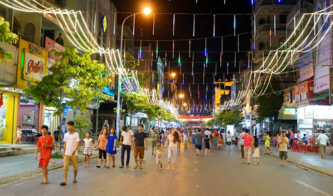 引人注目的越南芒街市商业步行街