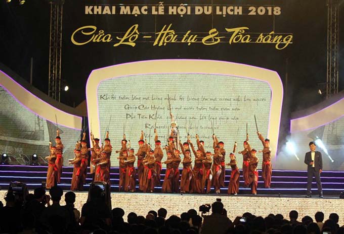 2018年越南乂安省炉门旅游节开幕 王廷惠出席并击鼓