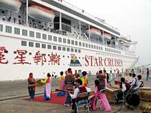 Saigontourist takes 76,000 cruise tourists to Halong Bay since early this year