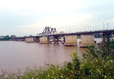 Long Bien Bridge as seen through film makersâ€™ lenses
