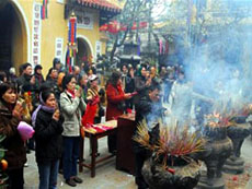 Going to pagoda on the Lunar New Year is Vietnamese peopleâ€™s good cultural tradition