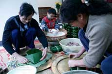 Making Banh chung in Tranh Khuc Village