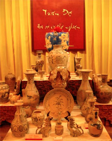 Tran Do displays 1,000 ceramic works in Hanoi 