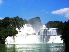 Vietnam, China to explore tourism potential at Ban Gioc Waterfalls 