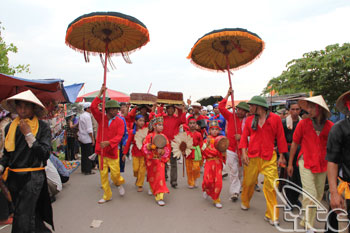 Giong Festival at Phu Dong Temple