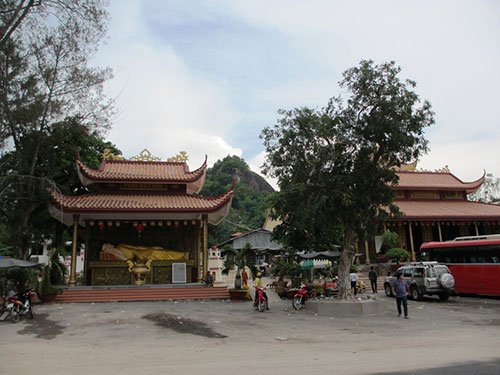 Visiting Banh Xeo Pagoda in border area