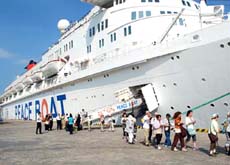 Tàu Hòa Bình tham quan, giao lưu tại Đà Nẵng