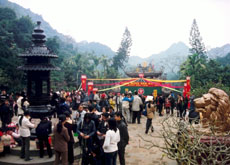 Hơn một triệu lượt du khách trảy hội chùa Hương