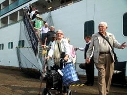 Tàu Seaborn Pride đưa 200 khách quốc tế đến Hạ Long