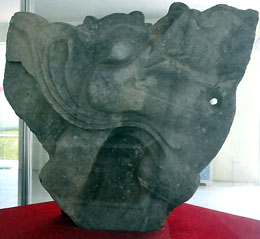 Trưng bày đầu Rồng đá vừa mới được phát hiện tại Thành Nhà Hồ 