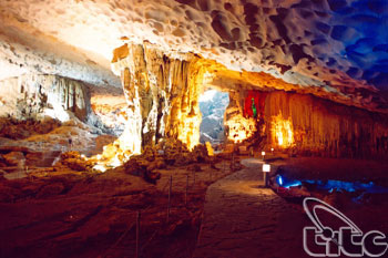 Hang Sửng Sốt - 1 trong 10 hang động đẹp nhất thế giới