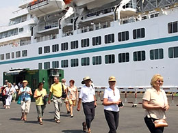 Tàu Volendam đưa gần 1.400 du khách quốc tế tới Hạ Long