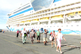 Nhộn nhịp khách tàu biển đến Bà Rịa-Vũng Tàu 