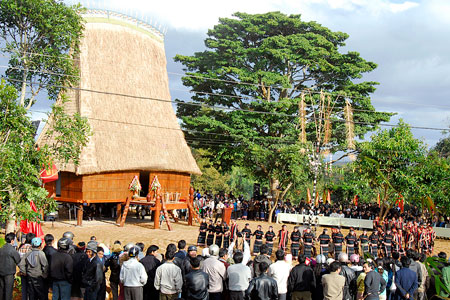 Lễ hội mừng nhà Rông mới đầu năm ở làng Plei Bur, Kon Tum 