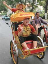 Hai phụ nữ đạp xe vòng quanh thế giới đến Việt Nam
