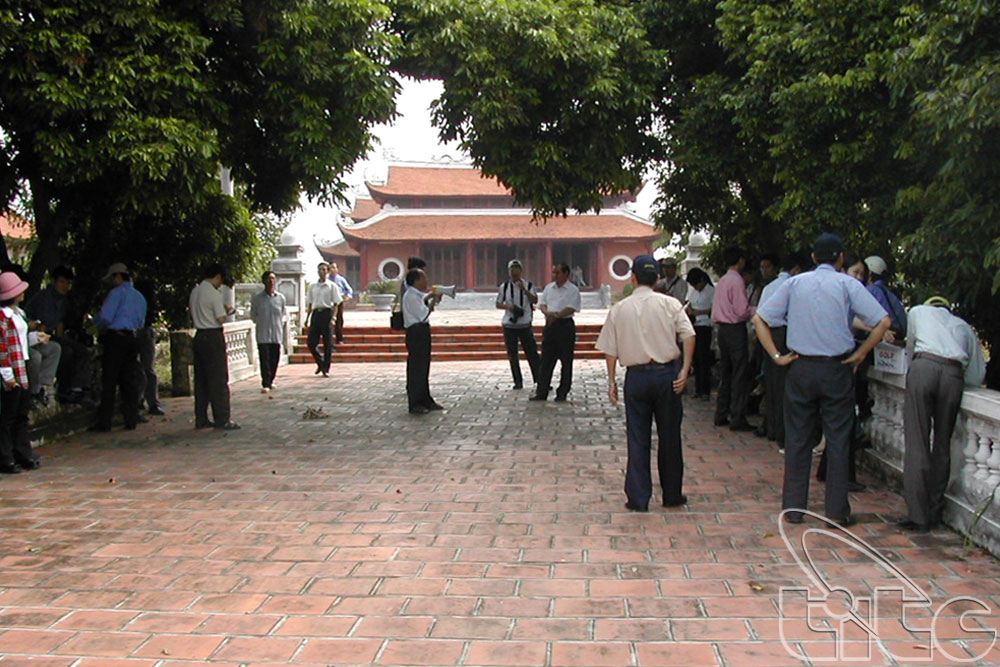 Đền và khu lăng mộ nhà Trần