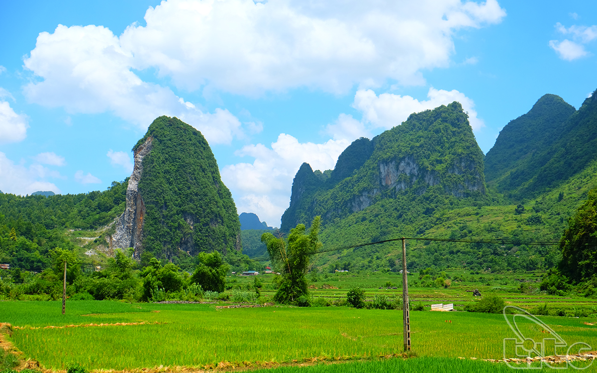The beautiful natural scenery on the road from Cao Bang City to Pac Bo Historical Relic