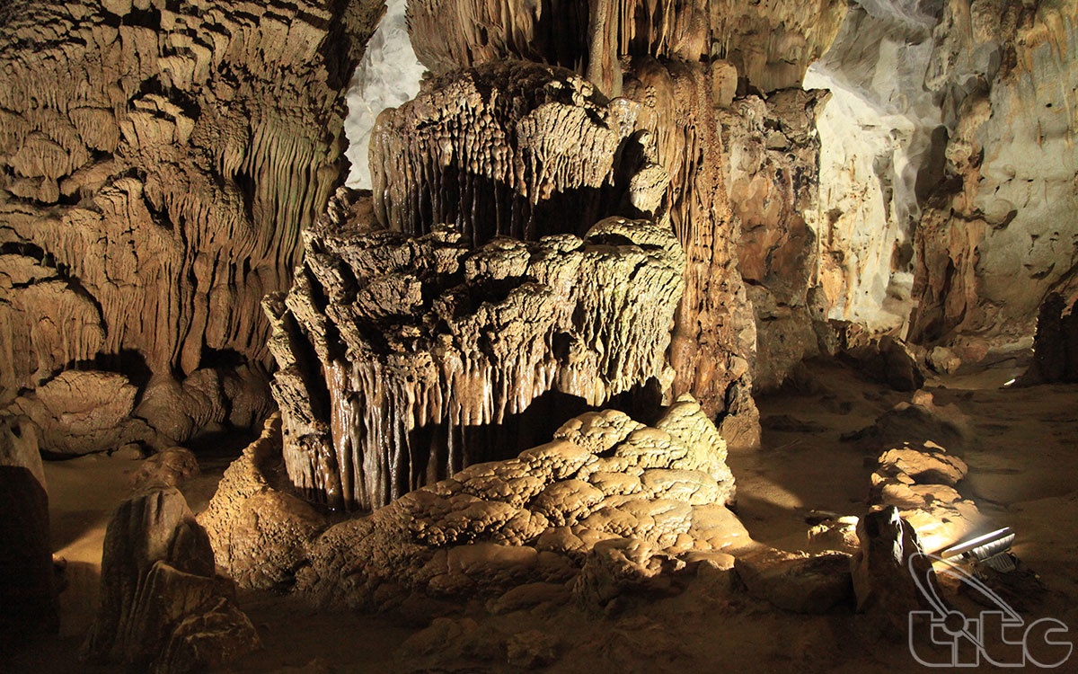 According to scientists, the weathering process in Phong Nha Cave took place 250 million years ago.