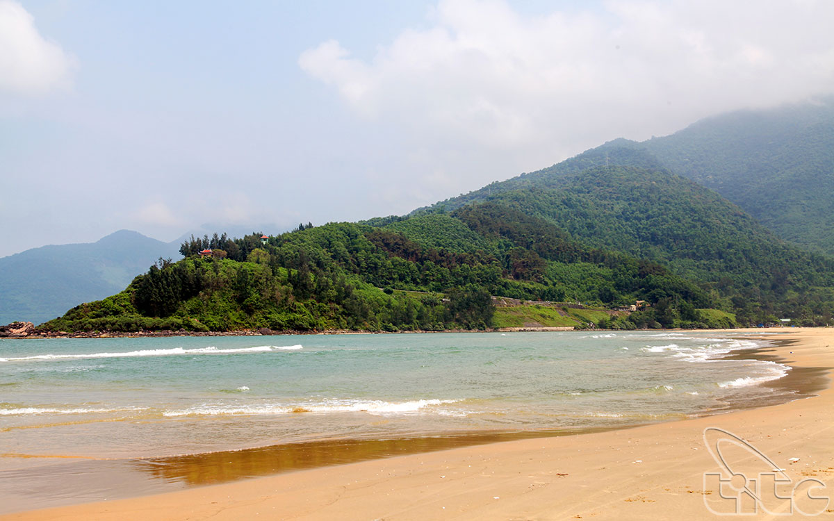 Ngoc Island is located in Phu Loc District, Thua Thien – Hue Province, just about 20 minutes from Lang Co Beach by canoe.