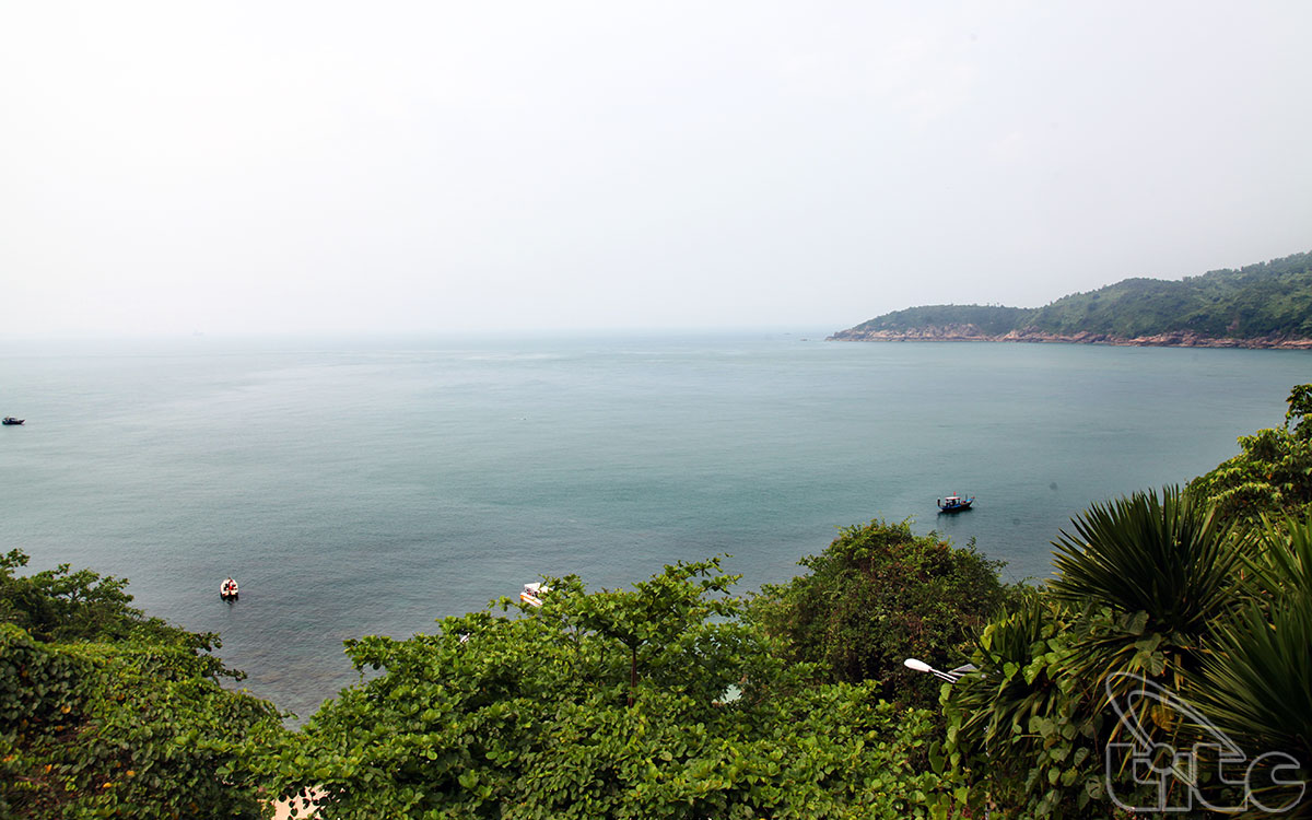 Ngoc Island is also called Chao (Pan) Island, Son Cha Island, Son Tra Island, and Han Island.