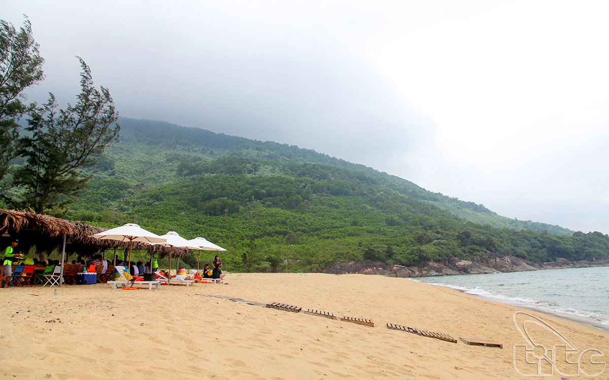 Chuoi Beach is located in Lang Co Bay, to the north of Hai Van Pass